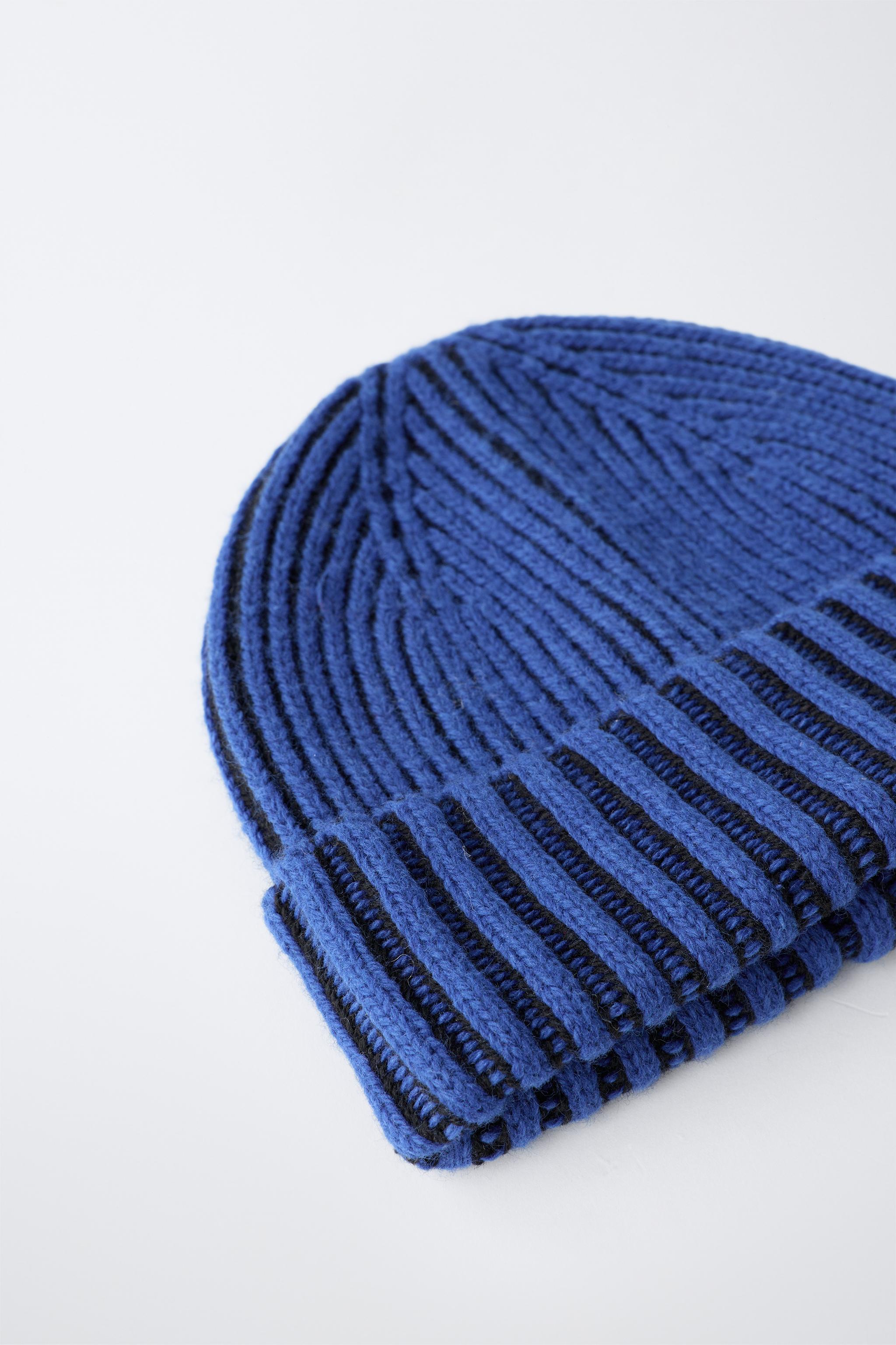 KNIT BEANIE WITH LABEL