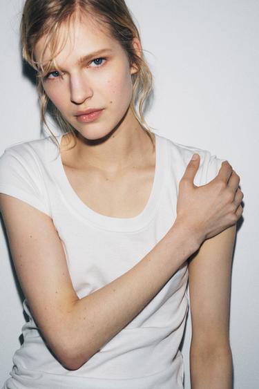 قميص بأكمام قصيرة - أبيض مكسور by Zara