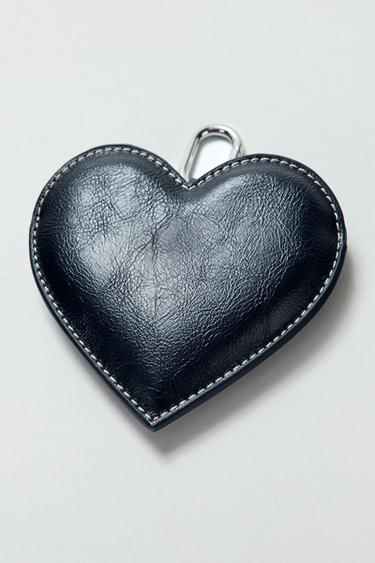 CHARM قلب - أسود الخاص بـ Zara