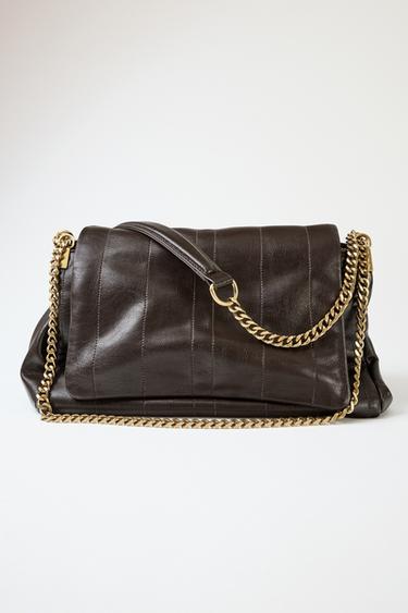 BOLSO BANDOLERA CADENA METÁLICA - Chocolate de Zara