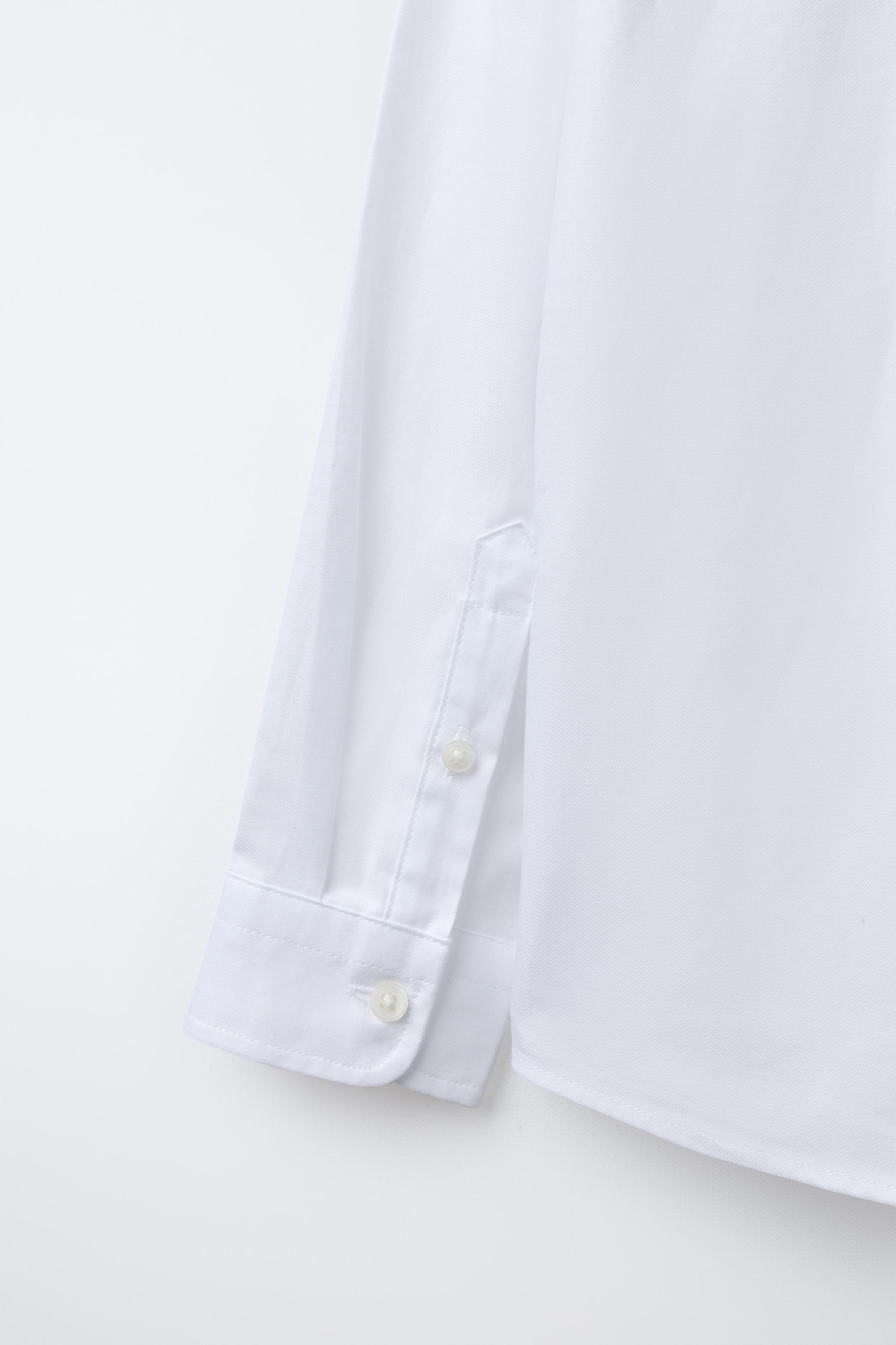 CHEMISE UNIE HABILLÉE