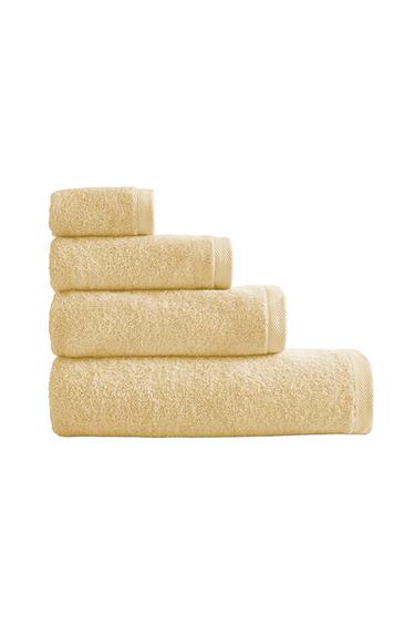 PLAIN COTTON TERRY BATH TOWEL (500 GXM²) - أصفر فاتح الخاص بـ Zara