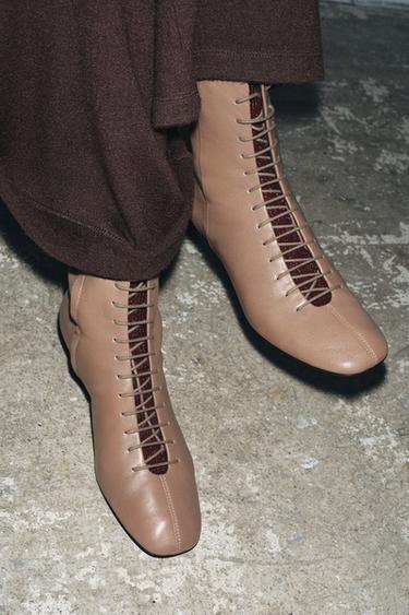 BOTTINES À TALONS EN CUIR ET LACETS - Gris taupe de Zara - Image 1