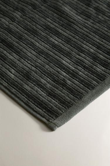 TEXTURED STRIPED VELOUR BATH TOWEL - Dark green by Zara - Image 2
