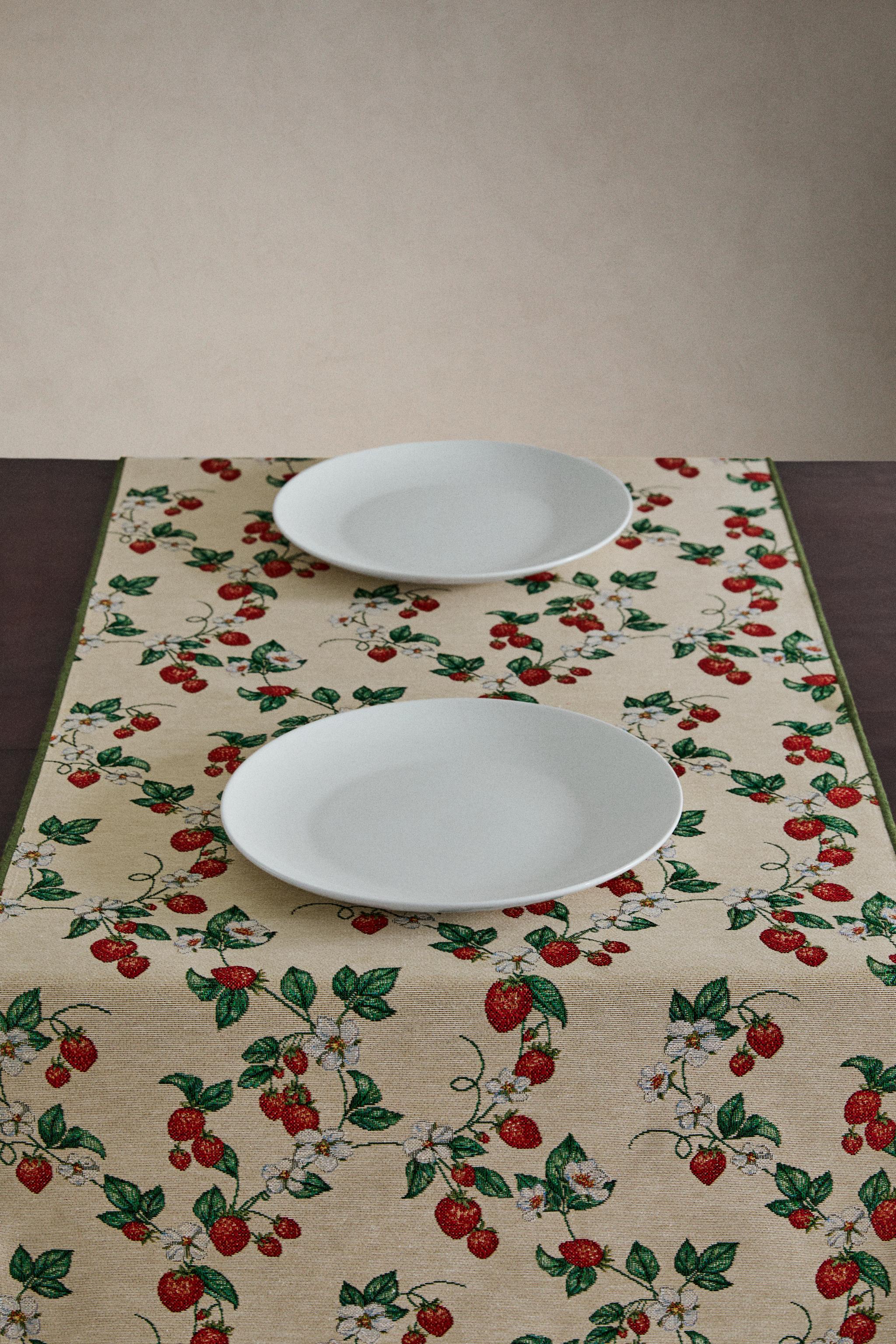 JACQUARD STRAWBERRY TABLE RUNNER — Green