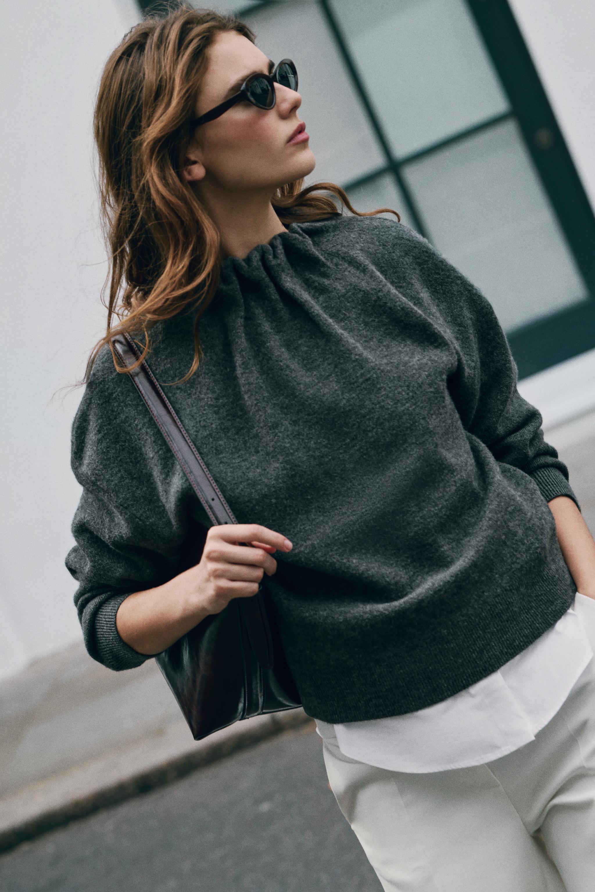 PULL EN MAILLE À COL PLIS