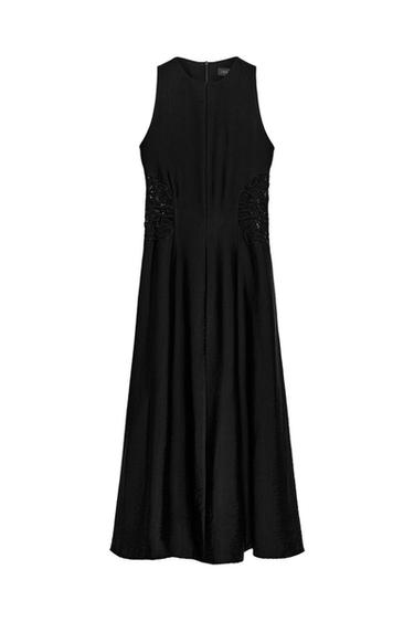 Front view of sleeveless black midi dress, round neck, combined detail on the sides of the waist and flared hem.