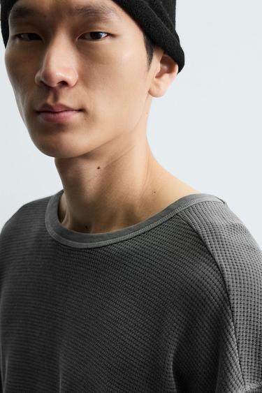 T-SHIRT LAVÉ STRUCTURÉ QUADRILLÉ - Gris de Zara - Image 4