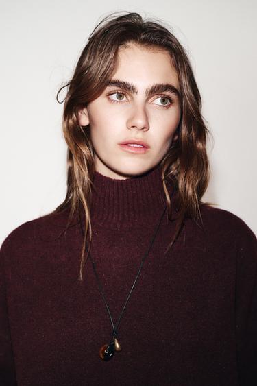 PULL EN MAILLE DOUCE À COL MONTANT - Bordeaux de Zara - Image 2