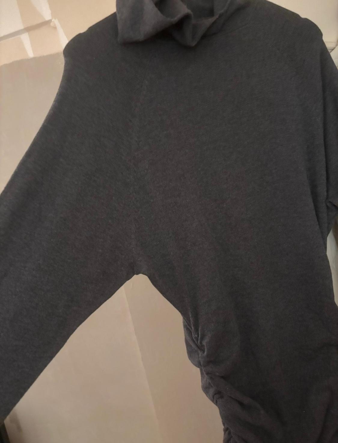 ROBE GRISE COURTE AVEC CAPUCHE - Image 3