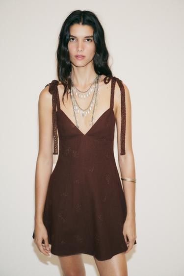 VESTIT CURT BRODATS - Marró de Zara