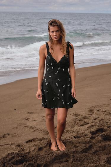 KURZES KLEID MIT BLUMENSTICKEREI - Schwarz / Weiß von Zara