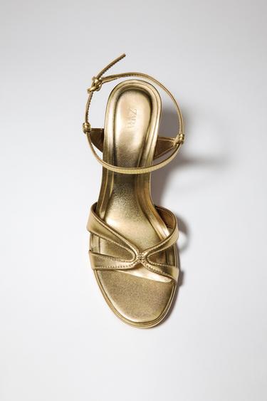 SANDALI CON TACCO EFFETTO METALLIZZATO - Oro di Zara