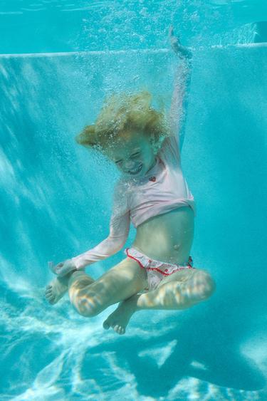 1-6 سنوات/ تيشرت سباحة بتطريز فراولة للحماية من الشمس - وردي الخاص بـ Zara