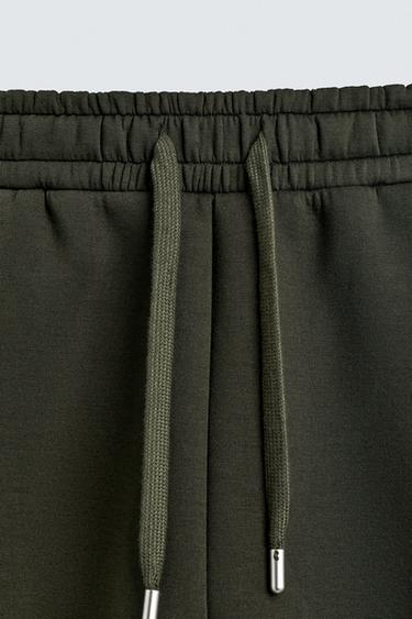 SHORT EFFET NÉOPRÈNE À PINCES - Vert foncé de Zara - Image 7