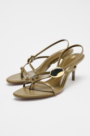 SANDALES À TALONS BRIDES ET PIÈCE MÉTALLIQUE - Vert kaki de Zara - Image 2