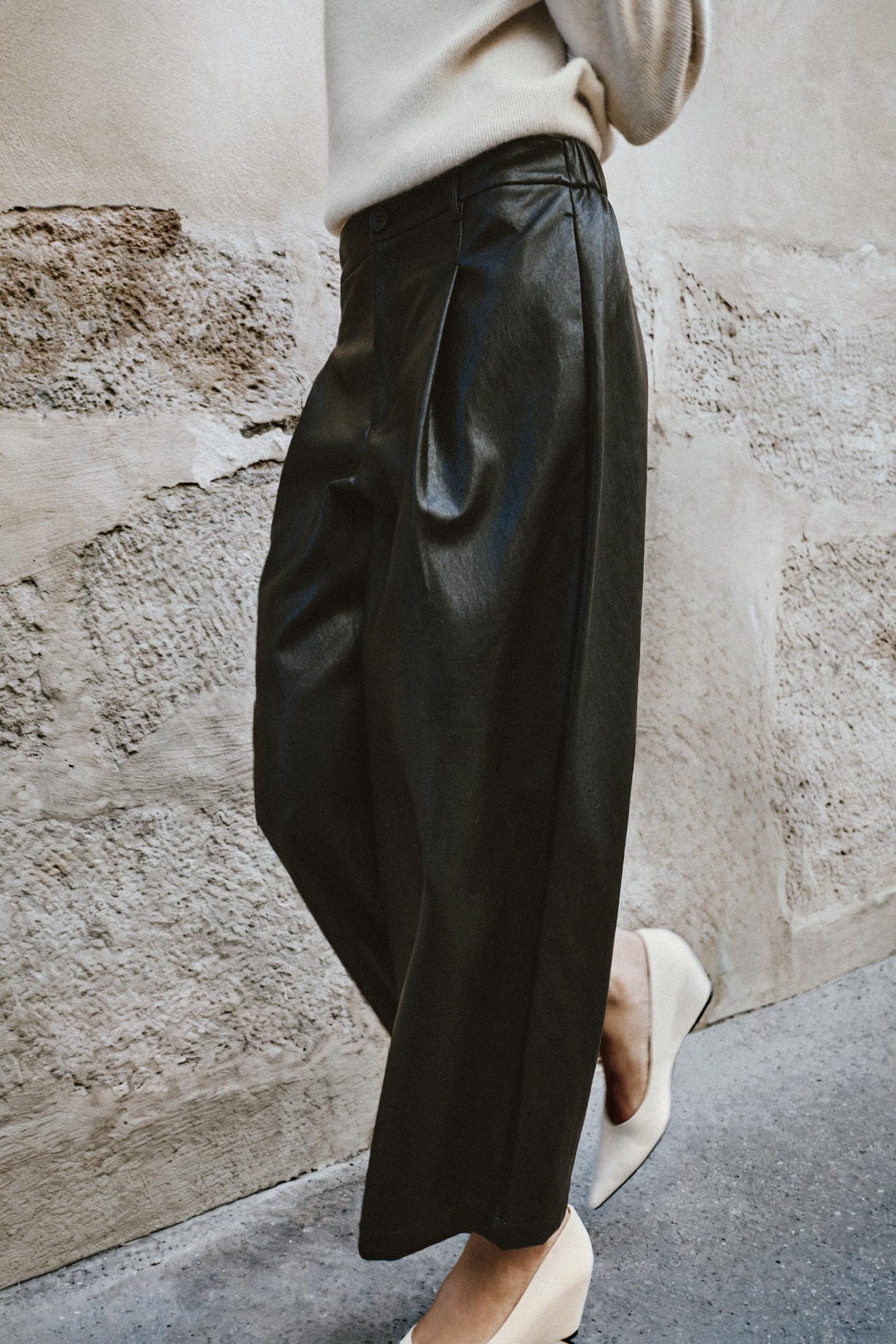 Женские брюки Zara Faux Leather Pleated Culotte, цвет: Чёрный — фото 4