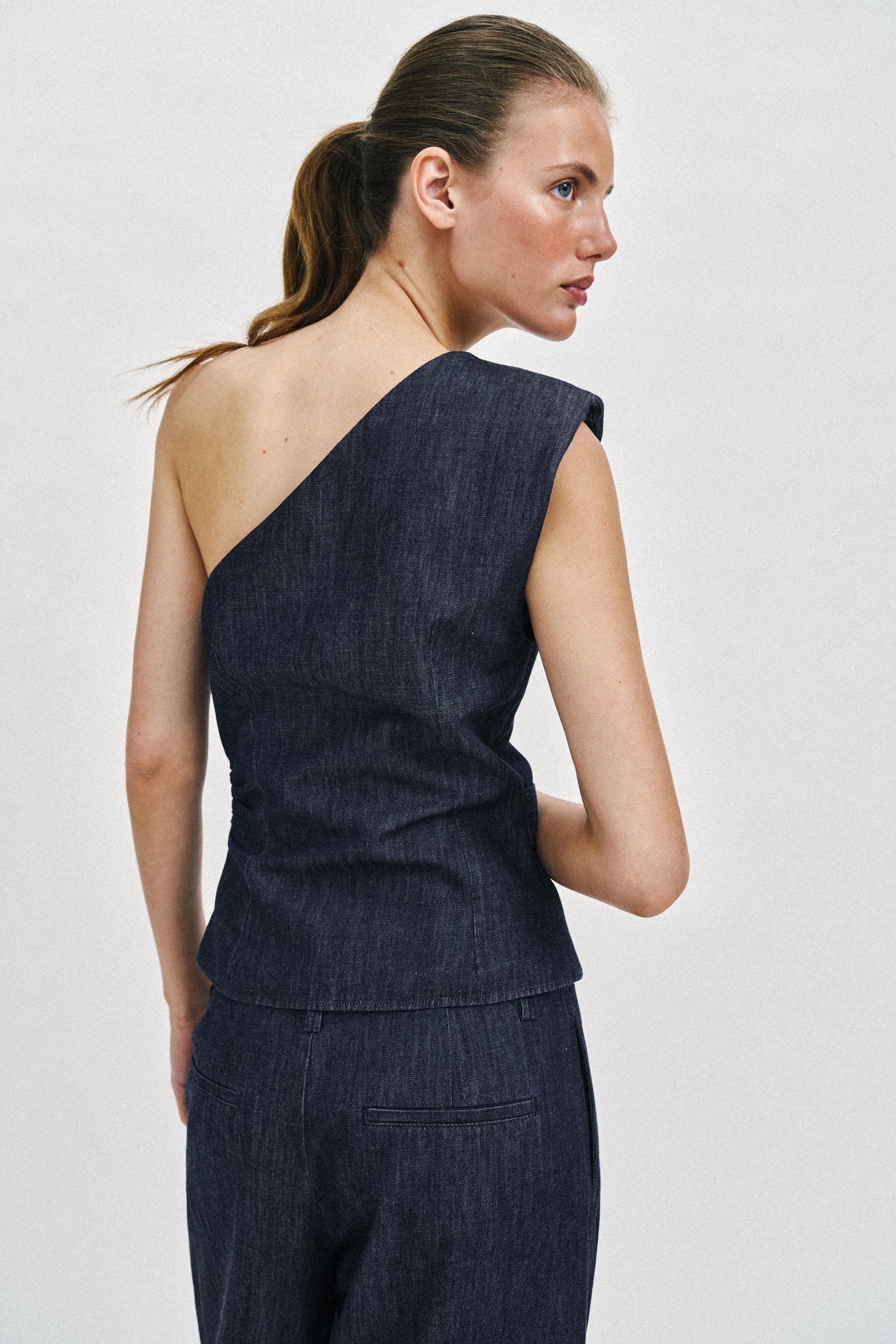TOP ASYMÉTRIQUE À ÉPAULETTE AVEC LIN
