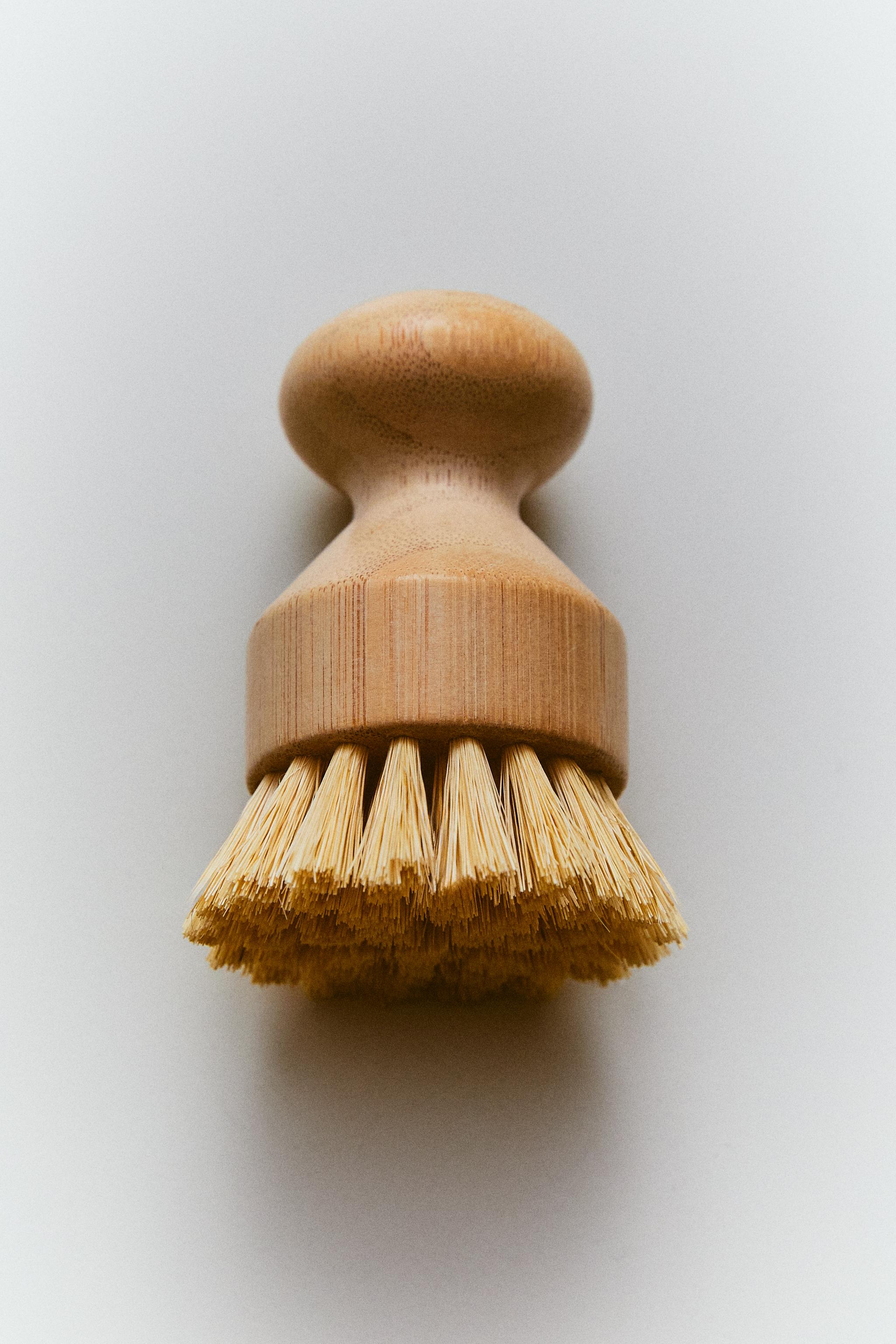 SMALL BRUSH WITH INTERCHANGEABLE BRISTLES — Light beige