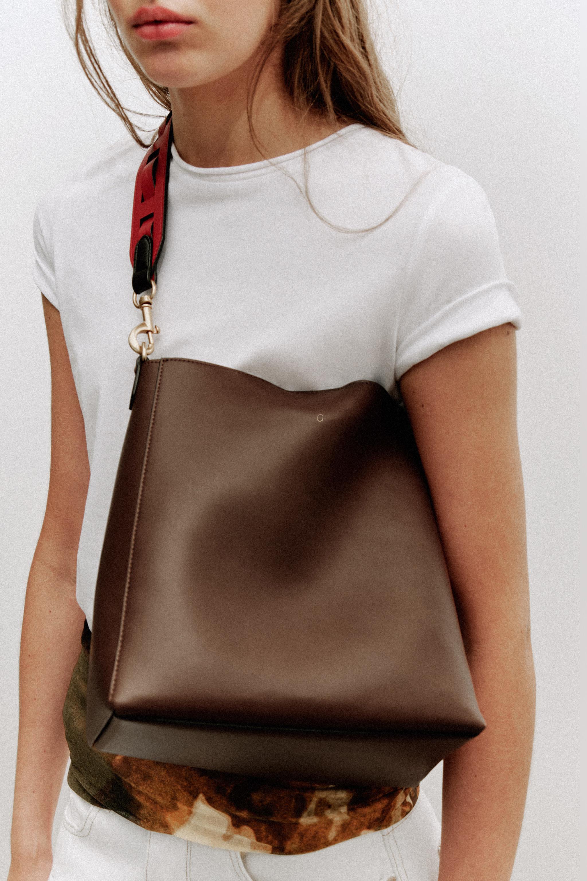 BUCKET BAG WITH HANDLE DETAIL — Dark tan