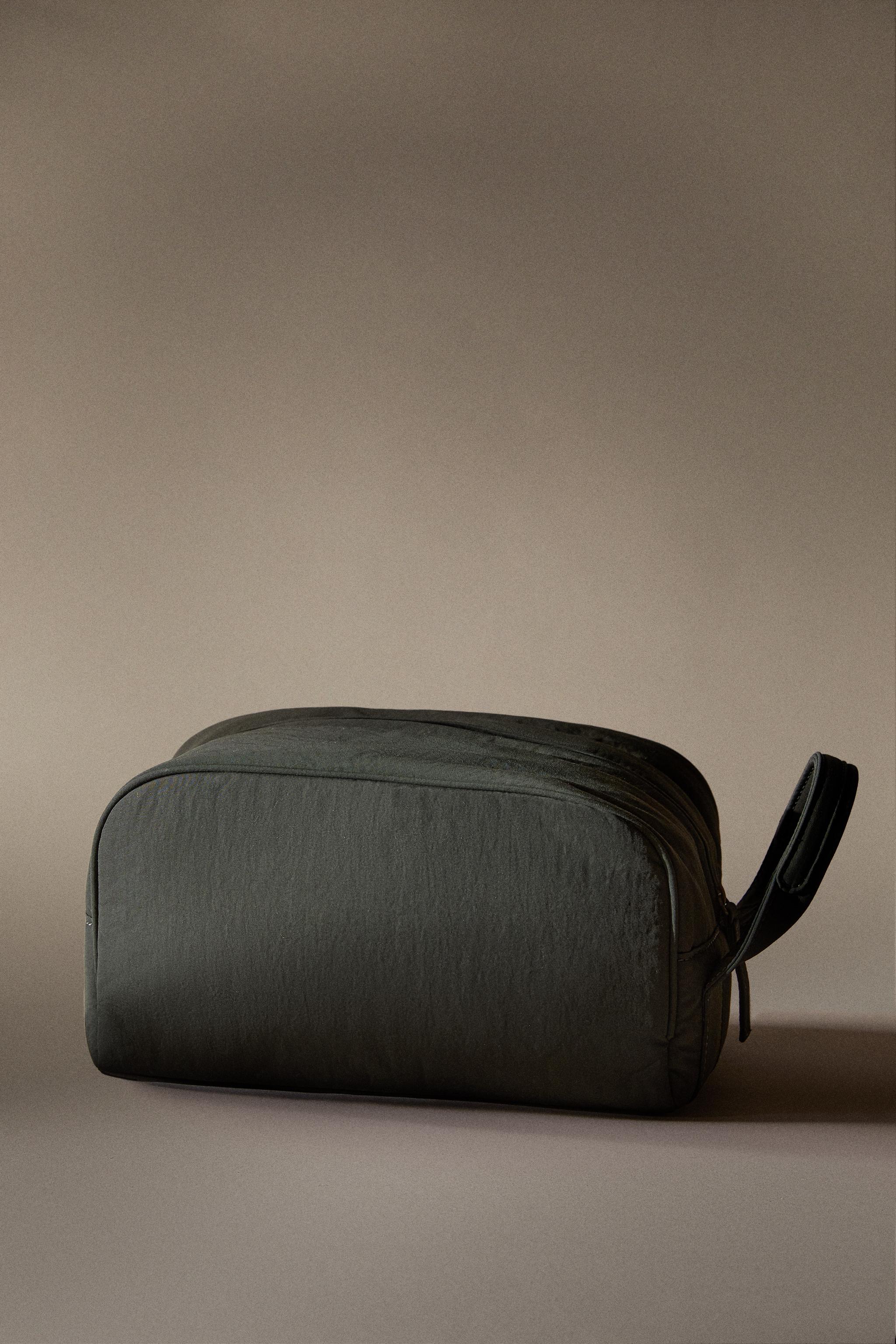 TECHNICAL FABRIC TOILETRY BAG WITH HANDLE