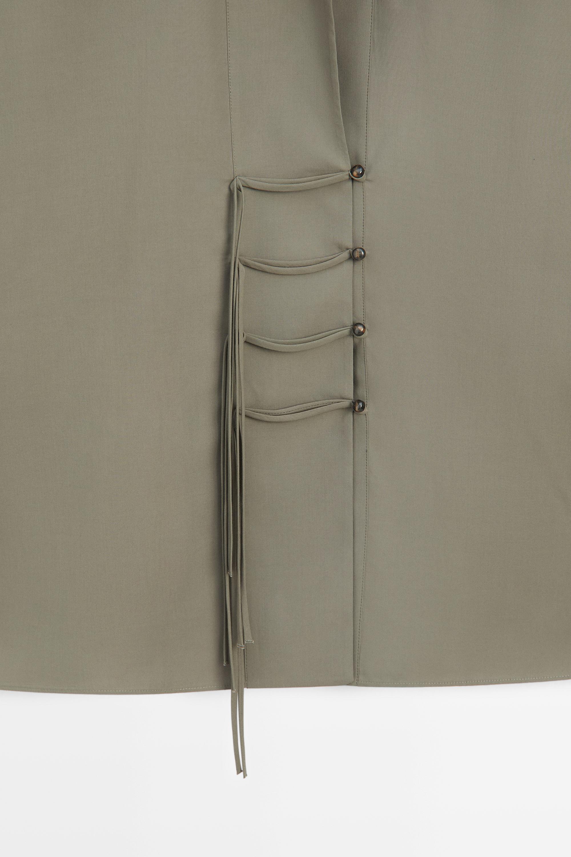 Flowing shirt with button detail