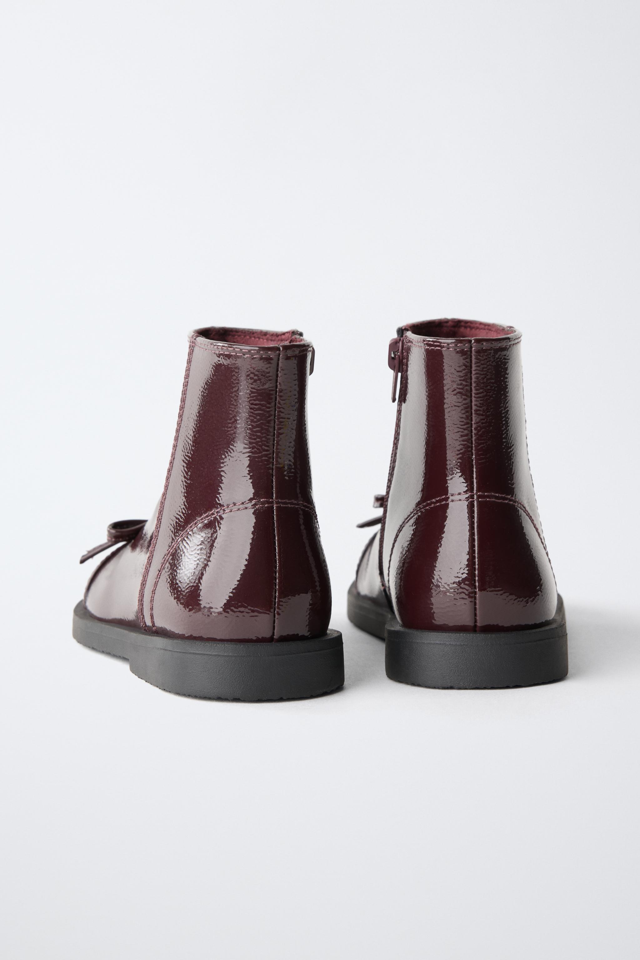 BOTTINES VERNIES À NOEUD