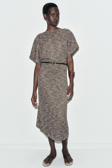 ROBE MI-LONGUE TEXTURÉE AVEC CEINTURE - Marron / Écru de Zara