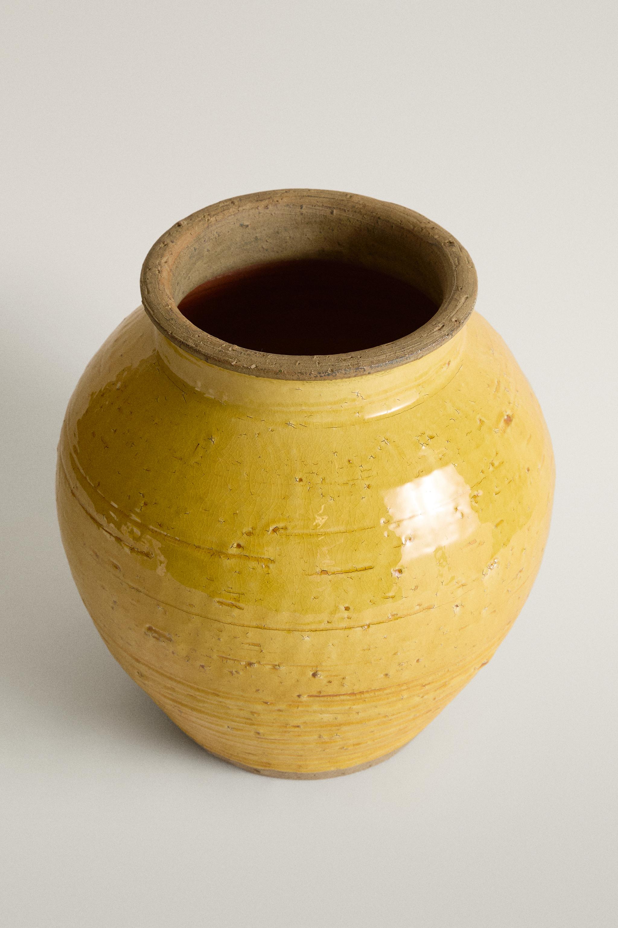 ROUND DECORATIVE CERAMIC VASE