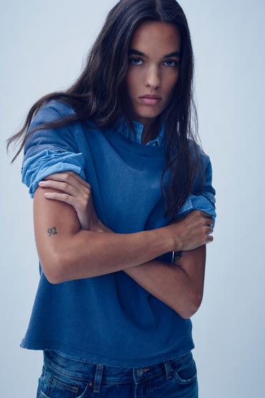 ЖУЫЛҒАН ЭФФЕКТІ БАР, ЖЫРТЫҚТАРЫ БАР ФУТБОЛКА - Көк Zara компаниясынан