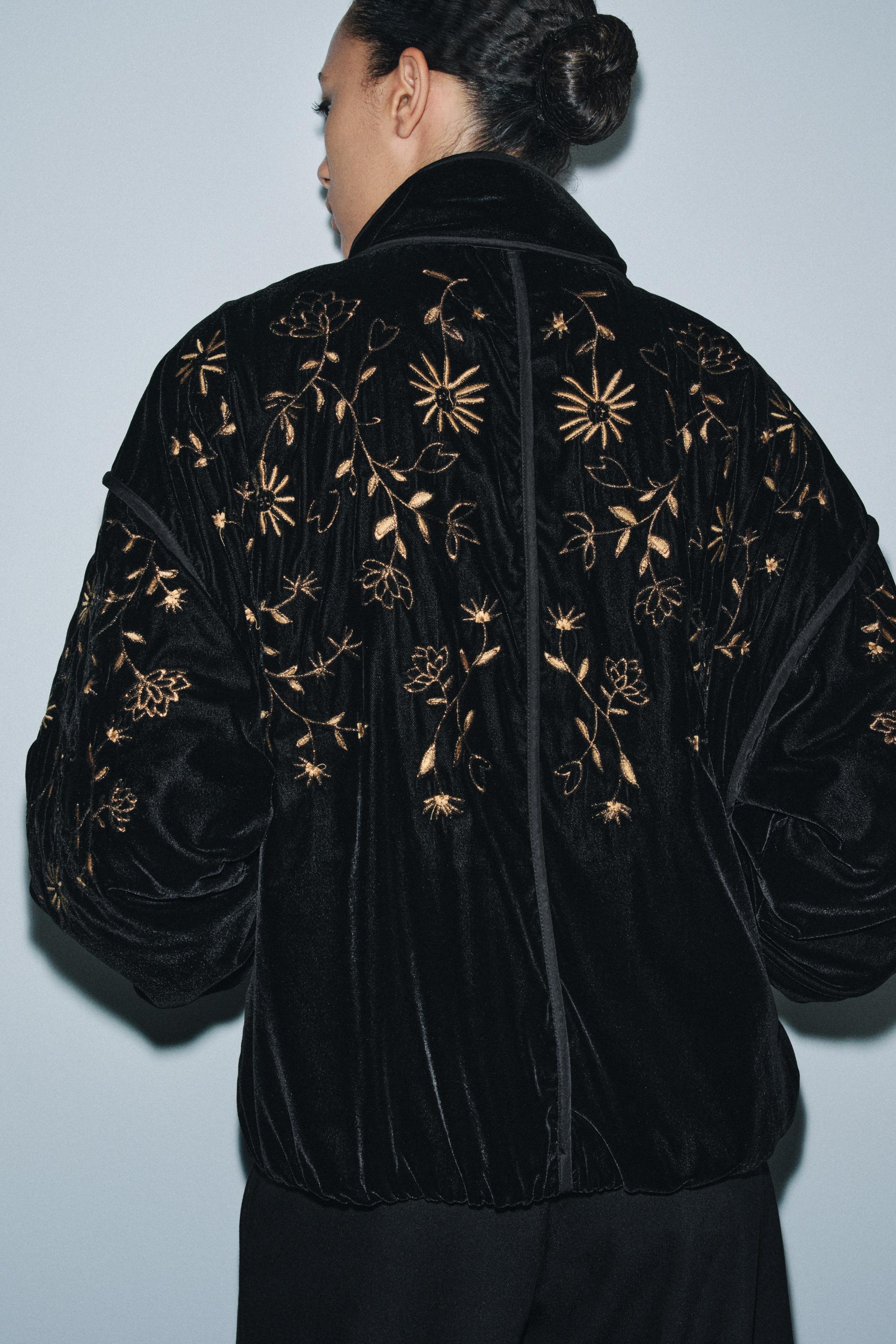 JAQUETA ACOLCHOADA DE VELUDO COM BORDADOS - Preto | ZARA Brasil