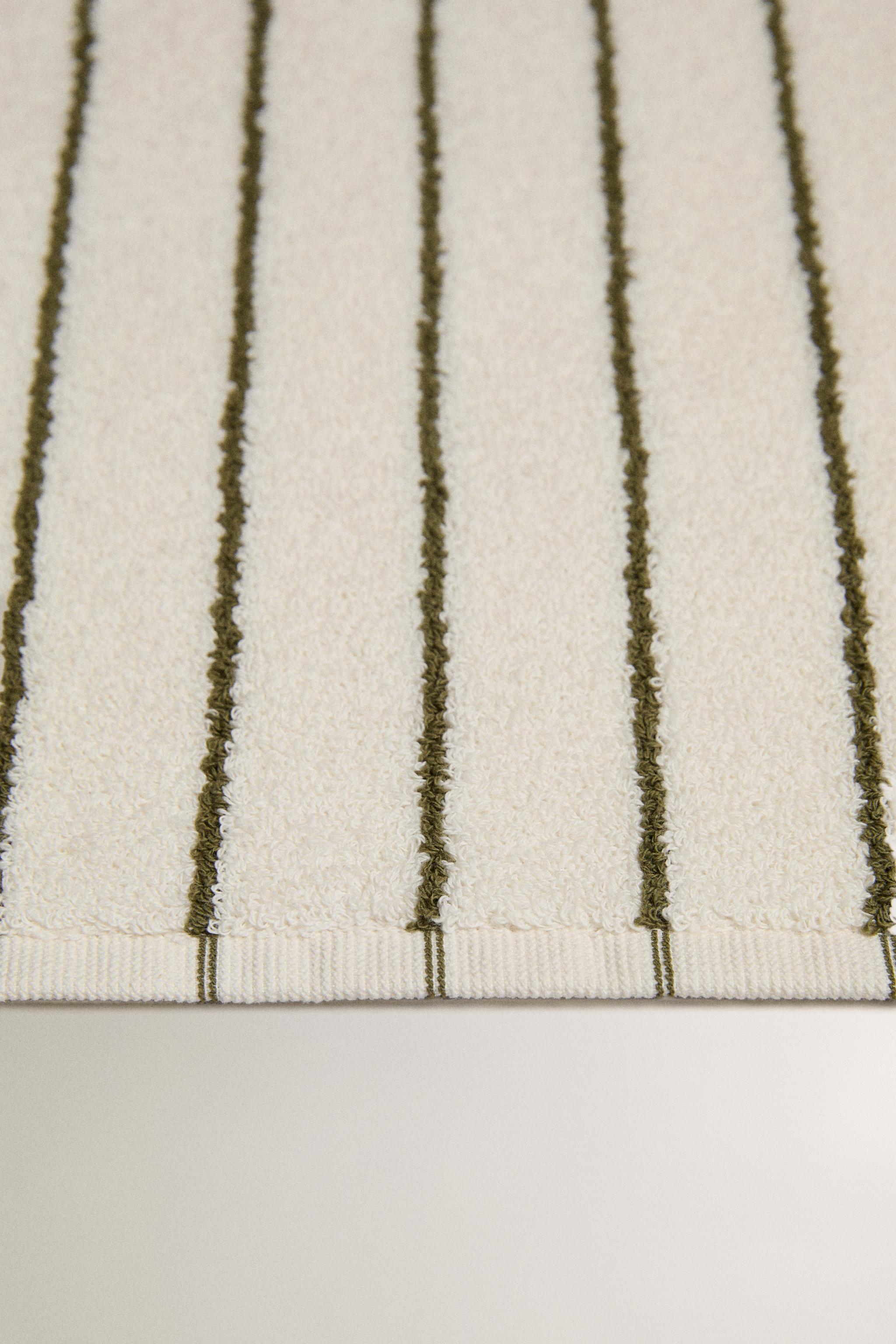 CONTRAST STRIPED BATH MAT