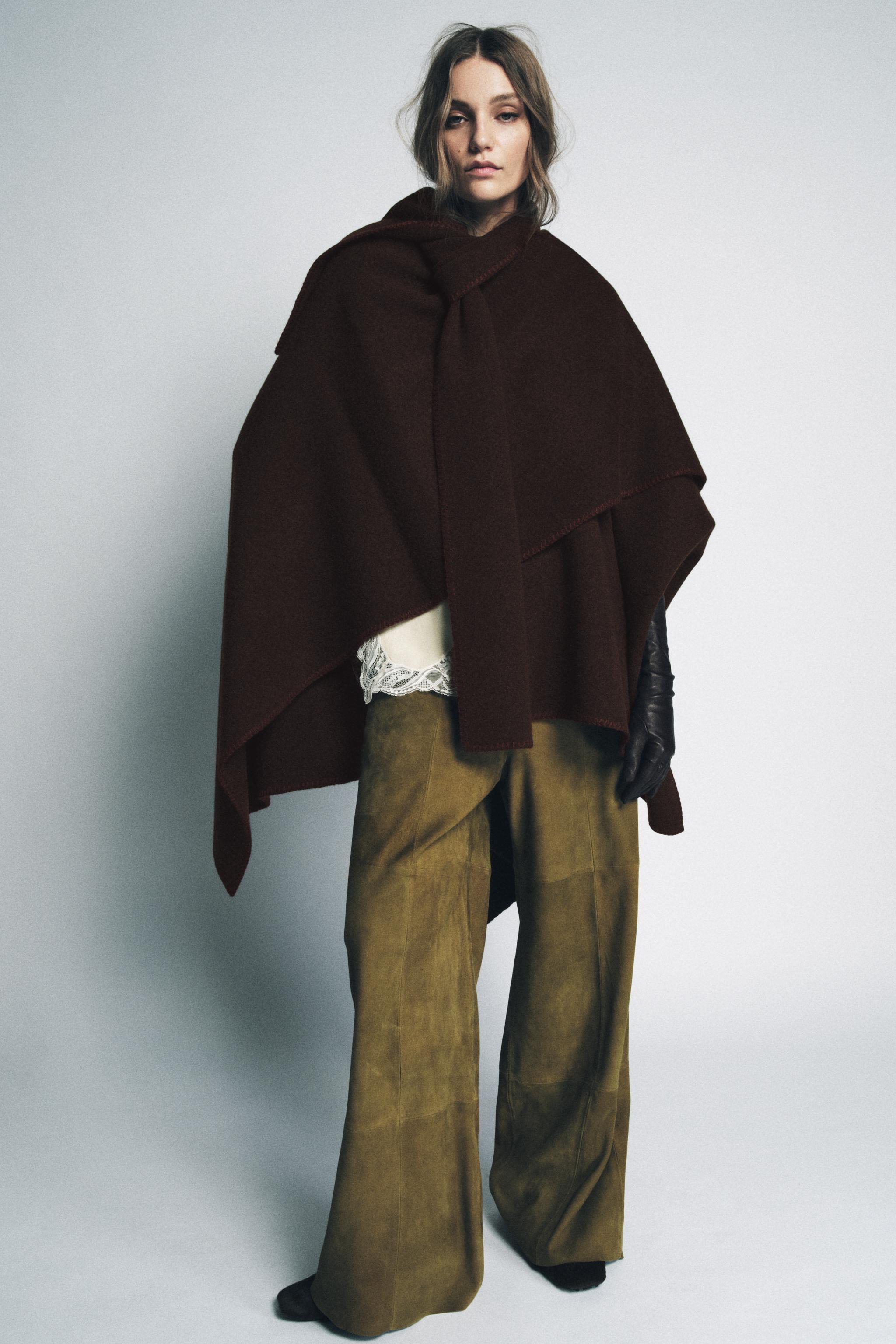 KNIT CAPE WITH CONTRASTING THREAD SCARF