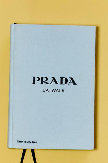 كتاب PRADA CATWALK (بالإنجليزية) - أزرق فاتح الخاص بـ Zara