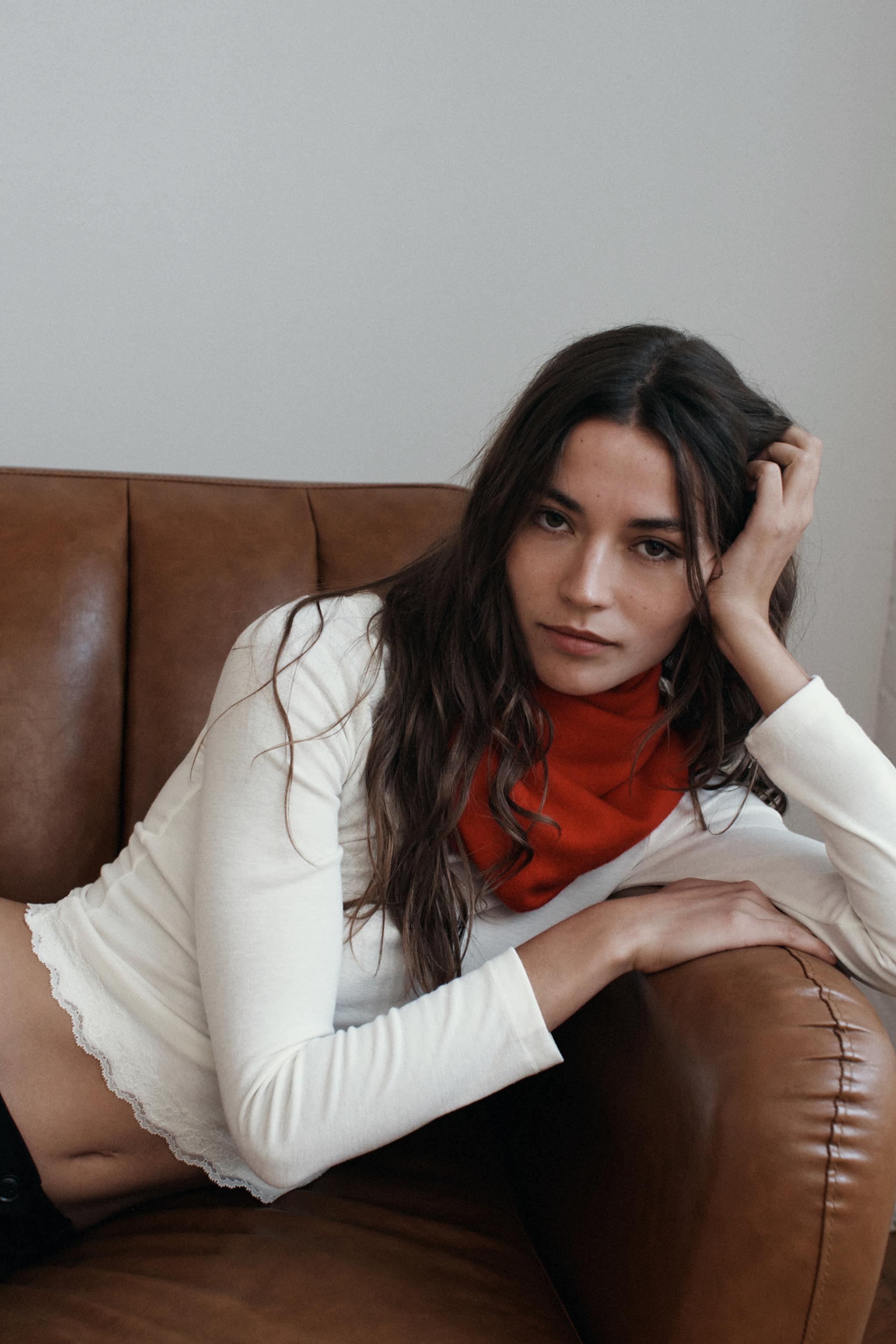 Zara Geniş Yaka Dantelli Top görsel 3