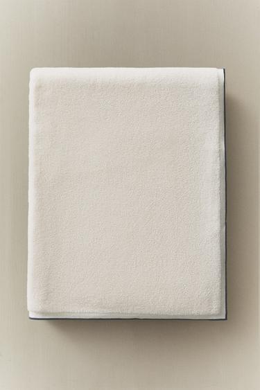BADEHANDTUCH MIT KONTRASTNAHT - Elfenbein farben von Zara