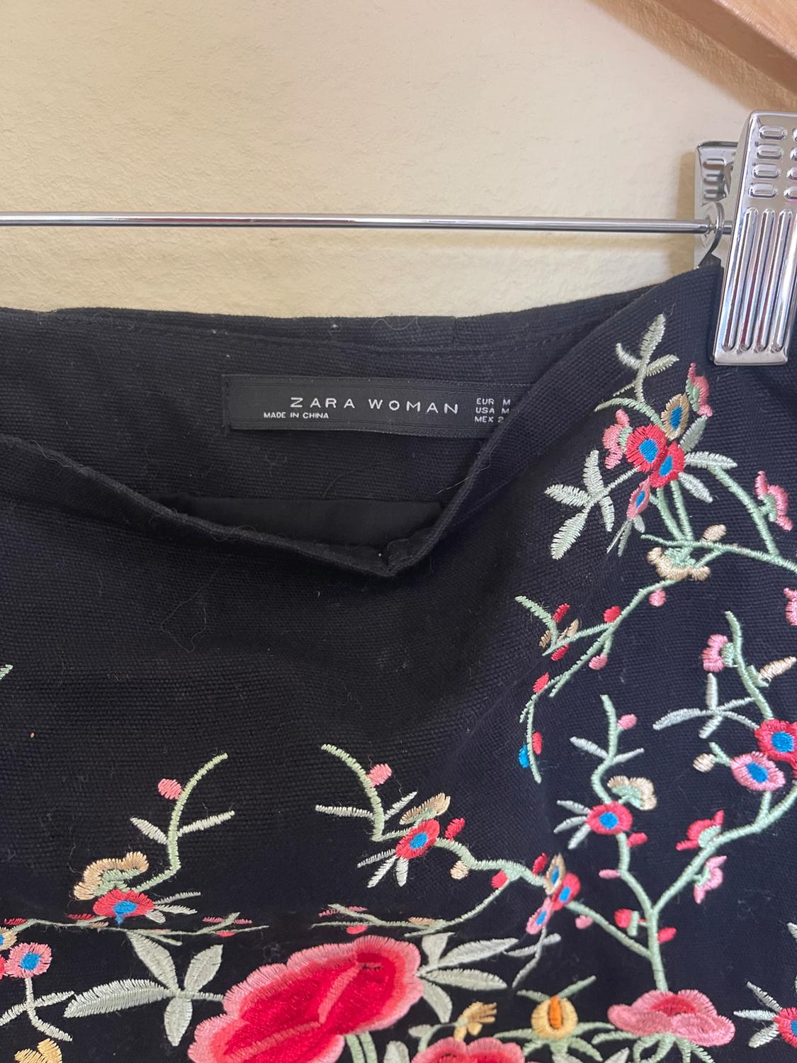 EMBROIDERED BLACK MINI SKIRT - Image 4
