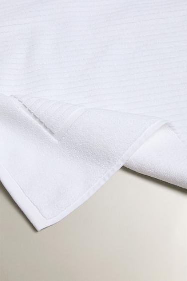 TAPIS DE BAIN TEXTURE CÔTELÉE - Blanc de Zara - Image 1