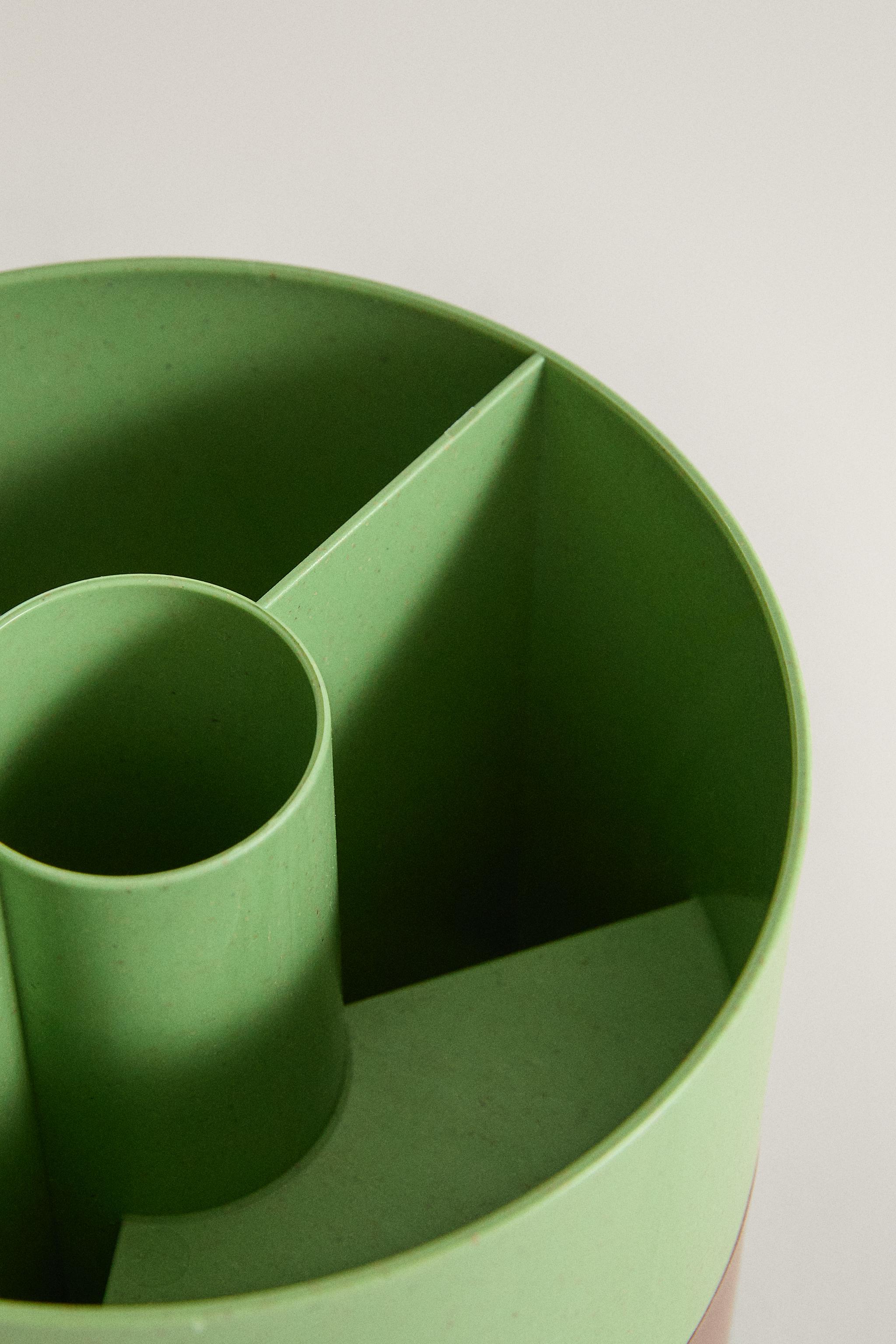 KIDS' ROTATING PENCIL HOLDER