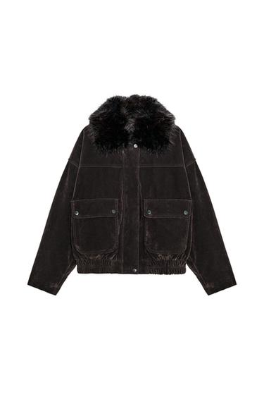 Μπροστινή όψη καφέ bomber jacket με αποσπώμενο γιακά σε όψη γούνας, μπροστινές τσέπες με καπάκι και ελαστικό τελείωμα.