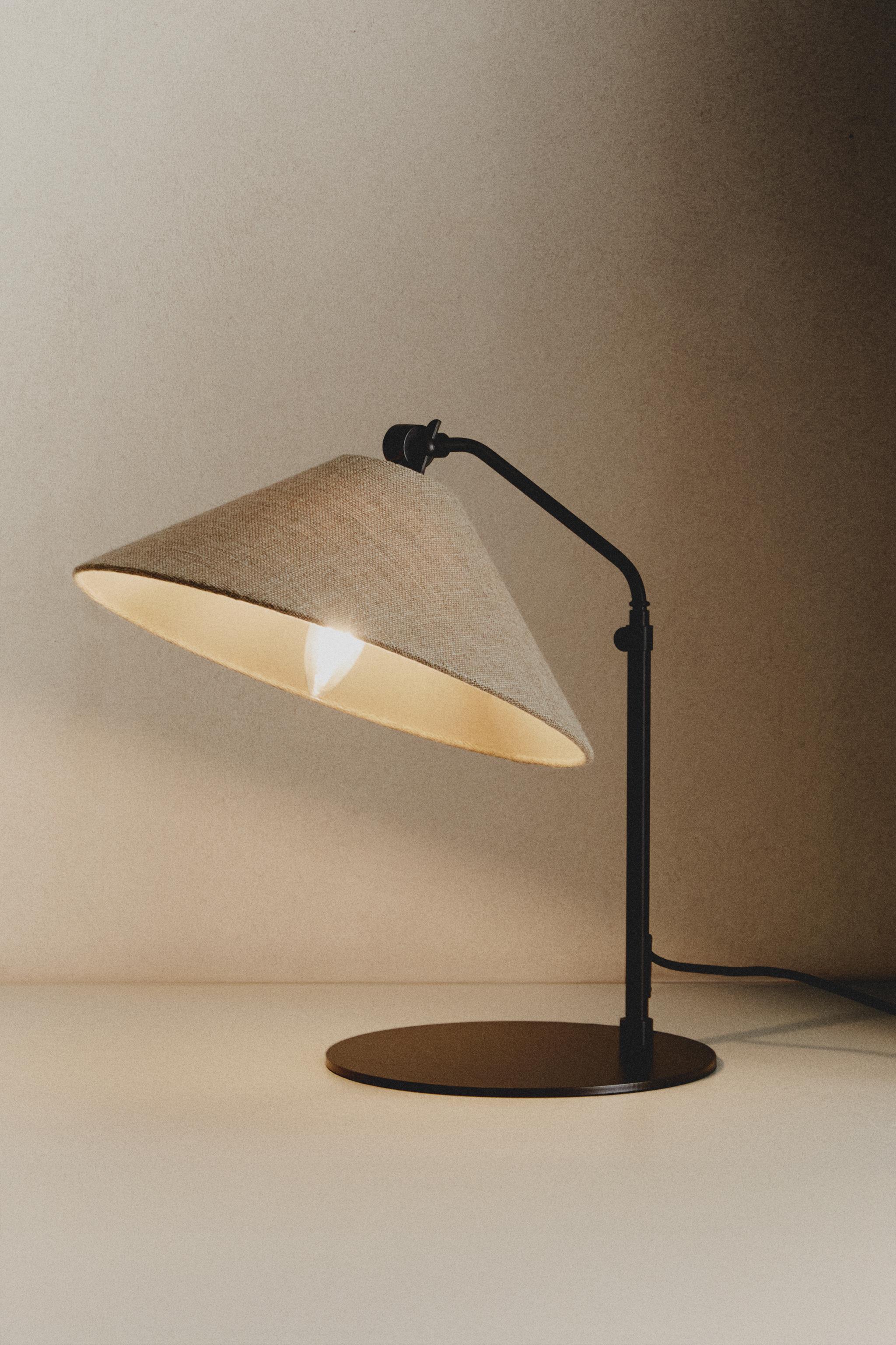 METAL BASE TABLE LAMP