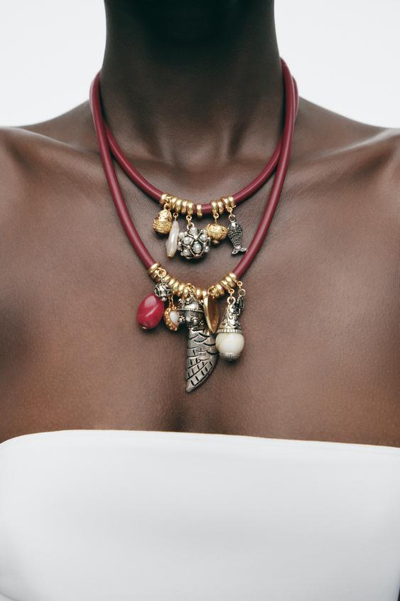 SADA 2 ŠŇŮRKOVÝCH NÁHRDELNÍKŮ S PŘÍVĚSKY - Burgundská od Zara - Obrázek 0