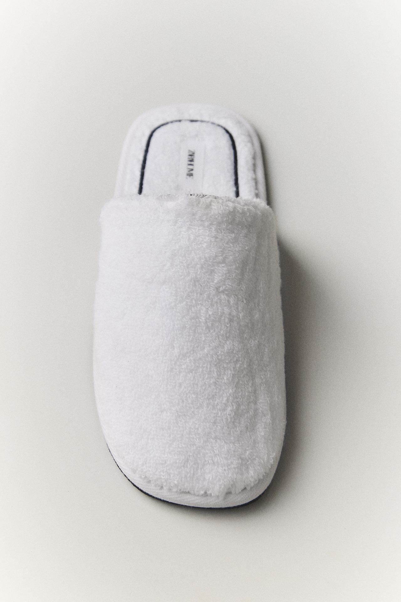 EMBROIDERED SCALLOPED TOWEL MULE SLIPPERS — White