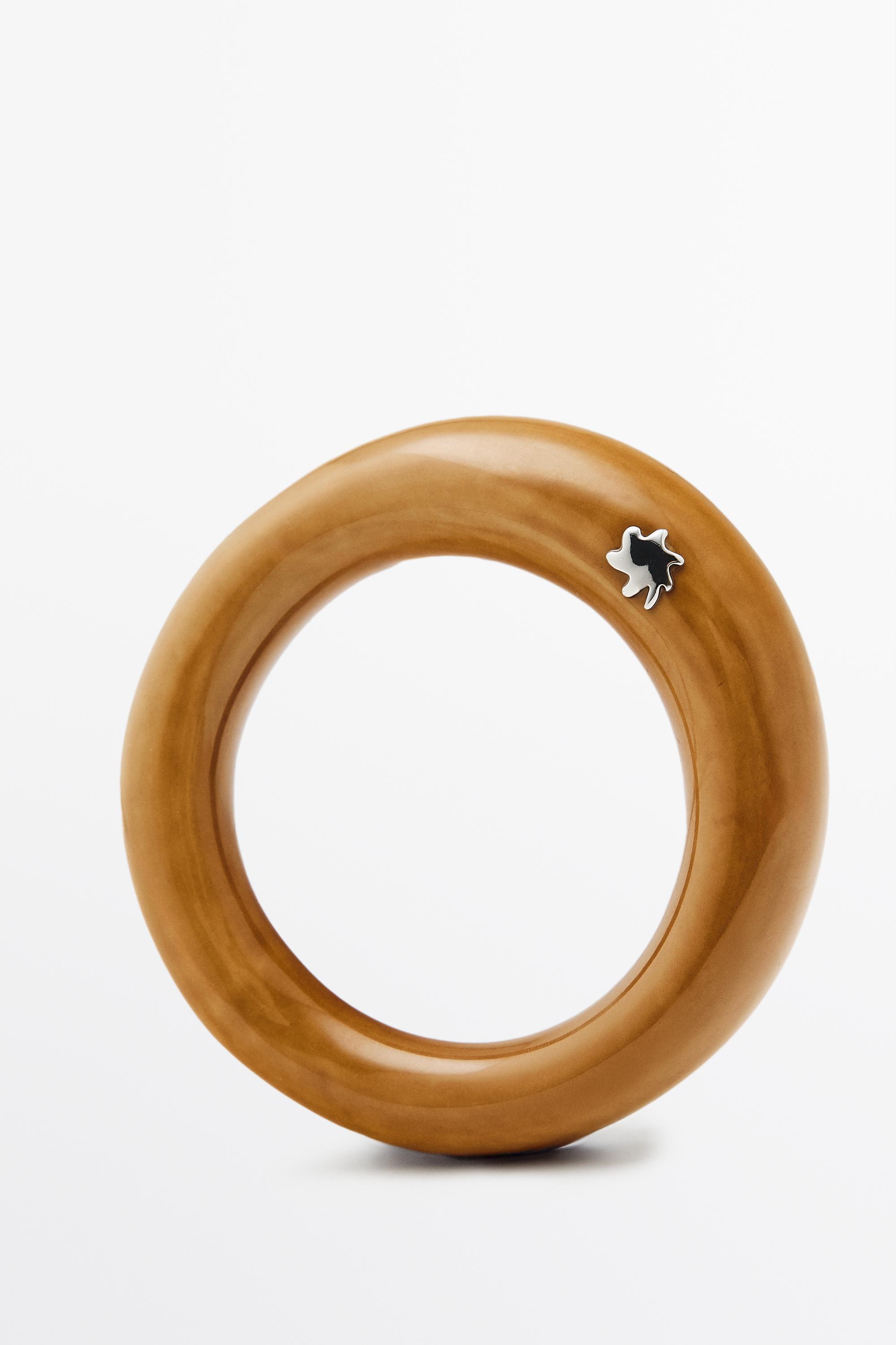 Ceramic tubular bracelet with star detail