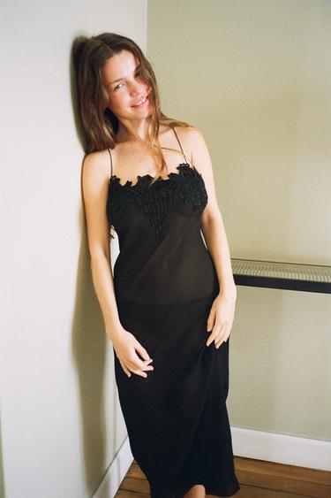 فستان ميدي جورجيت مطرز - أسود الخاص بـ Zara