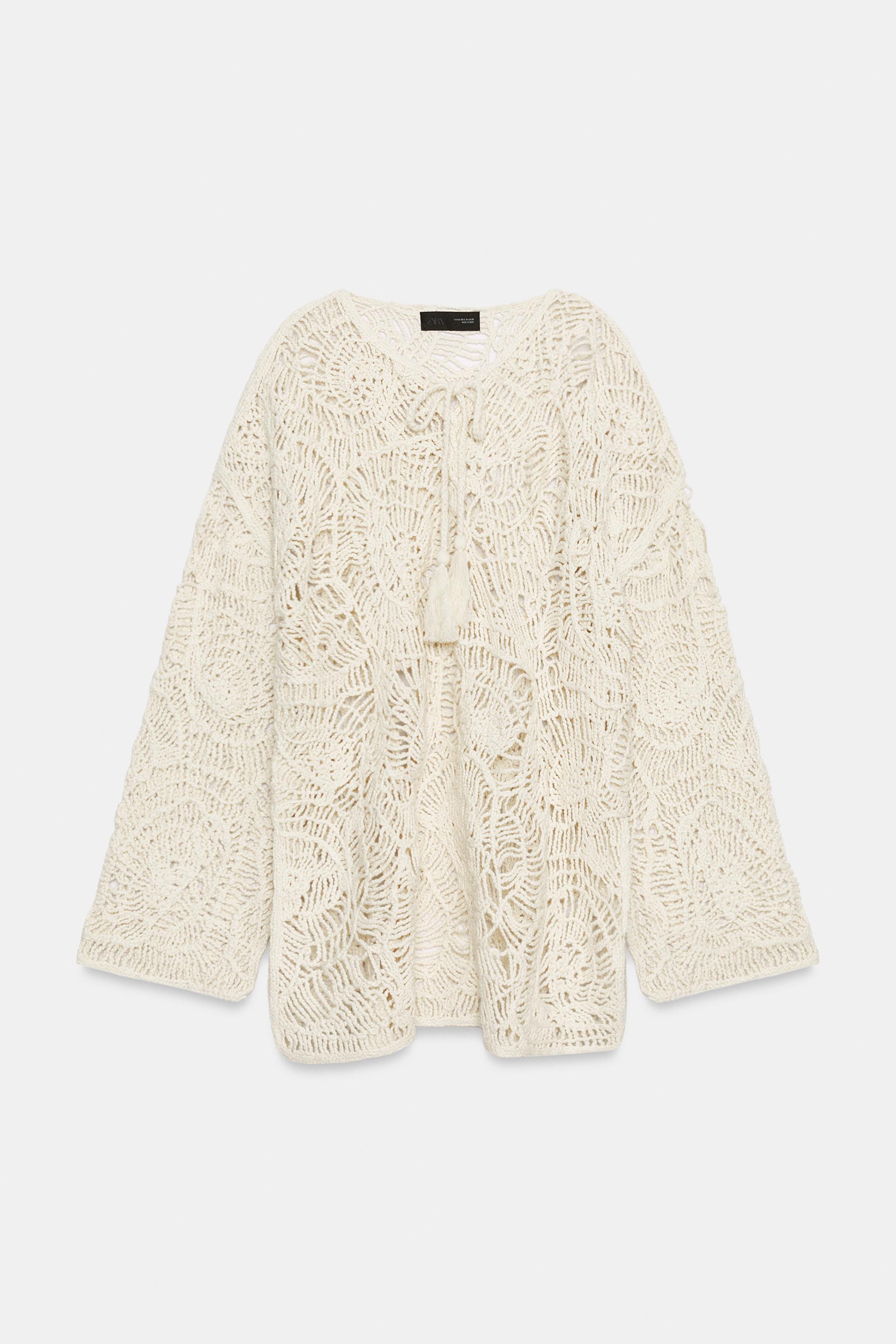 ROBE EN MAILLE AJOURÉE À POMPONS