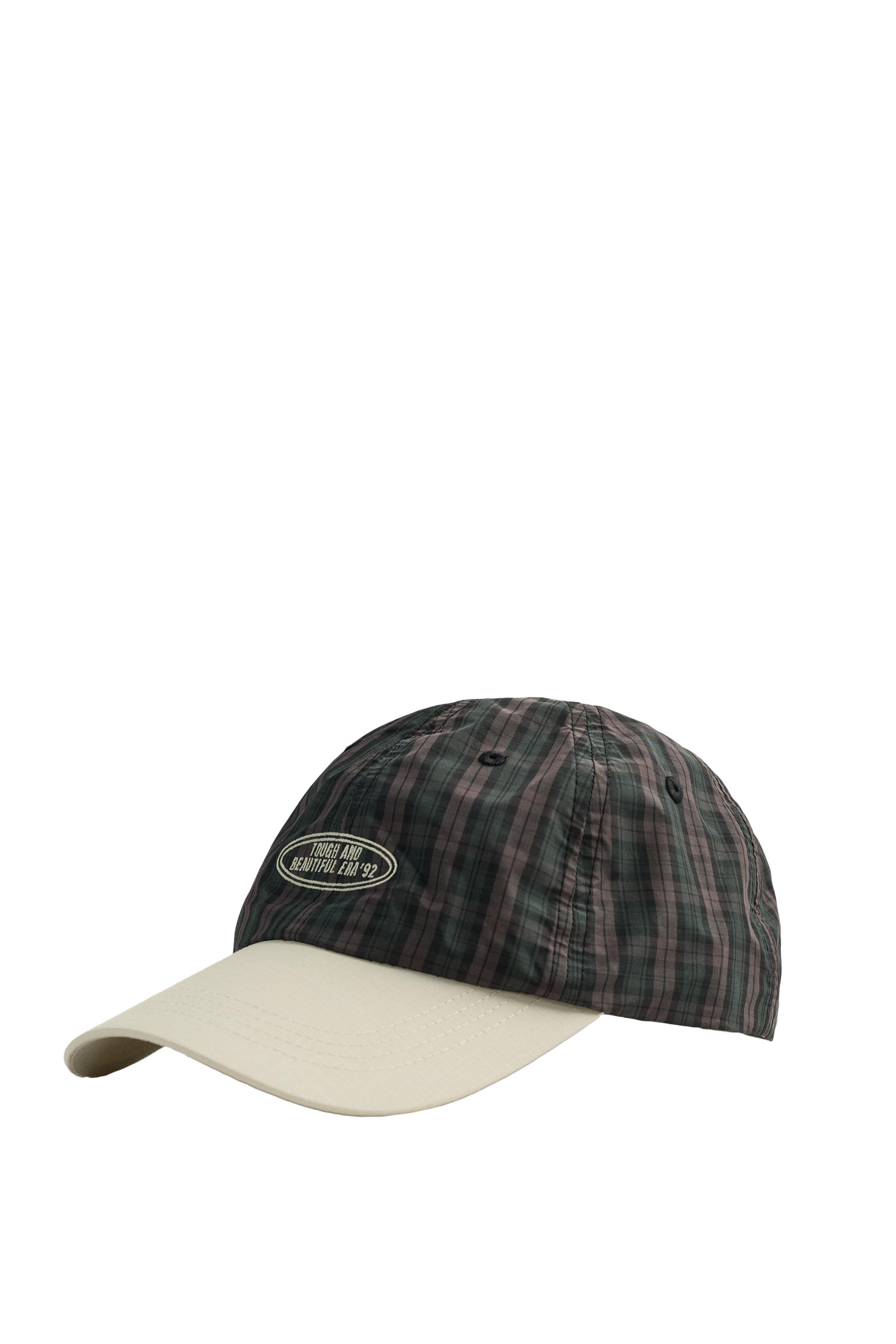 GORRA CUADROS TEXTO BORDADO