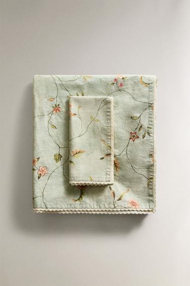 フラワープリント レーストリム テーブルクロスグリーンZaraのフラワープリント レーストリム テーブルクロス - グリーン