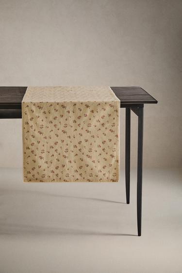 CAMINHO DE MESA COM FLOR SILVESTRE E RENDA - Amarelo da Zara