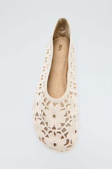 BALLERINES EN CROCHET À FLEURS - Blanc écru de Zara